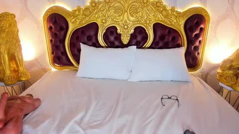 H E L E N A  online show from 03.02.25