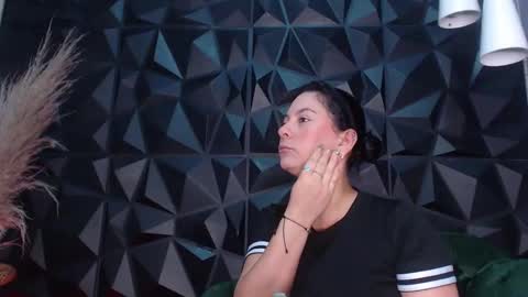 Helena Saenz online show from 12.18.25