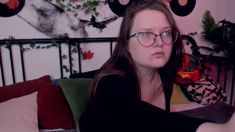 helendanvers online show from 11.04.25