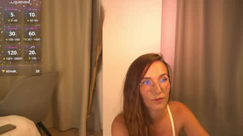 Snapshot of hell_lo chatting on 10.05.25 Lorette Lory online show from 10.05.25