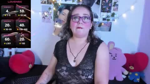 Snapshot of hellen21rose chatting on 11.13.25 hellen online show from 11.13.25