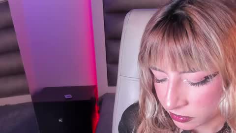 Snapshot of hellen__smith_ chatting on 05.30.26 hellen__smith_ online show from 05.30.26