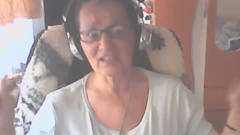 Snapshot of hellenmarie chatting on 10.11.25 hellenmarie online show from 10.11.25