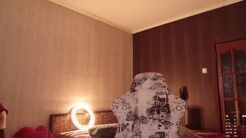 Alisia  Monday to Friday from 10 am to 4 pm GMT 2 online show from 03.06.26