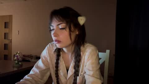 Snapshot of hellyluxury chatting on 06.19.26 hellyluxury online show from 06.19.26