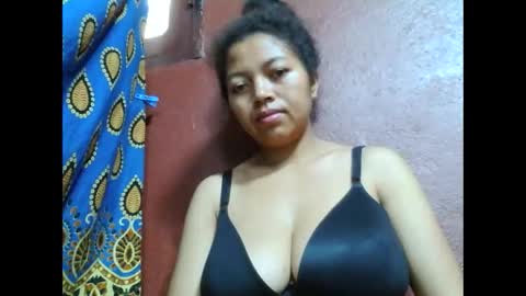 Snapshot of henitsaldy chatting on 10.03.25 henitsaldy online show from 10.03.25