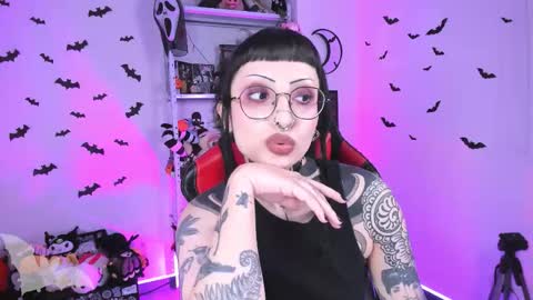 Snapshot of herinfernalmajesty chatting on 09.09.25  Marie  online show from 09.09.25