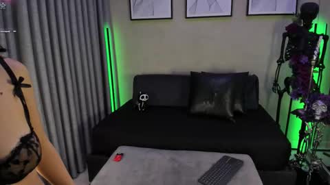 Snapshot of hexavelle chatting on 10.17.25 HEXAVELLE online show from 10.17.25