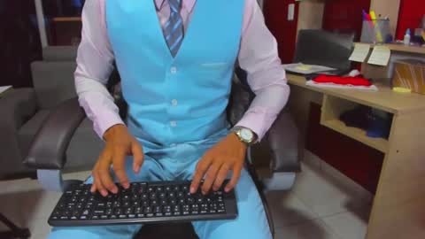 Snapshot of hiddenoffice chatting on 12.24.24 George online show from 12.24.24