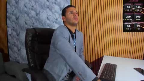 Snapshot of hiddenoffice chatting on 09.25.25 George online show from 09.25.25