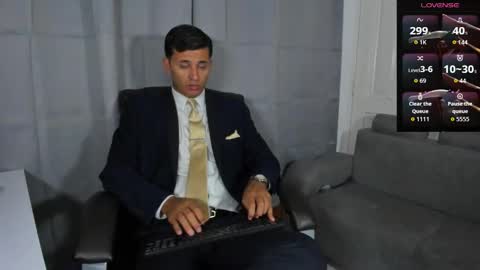 Snapshot of hiddenoffice chatting on 10.04.25 George online show from 10.04.25