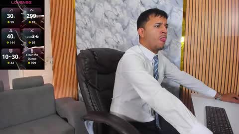 Snapshot of hiddenoffice chatting on 11.01.25 George online show from 11.01.25