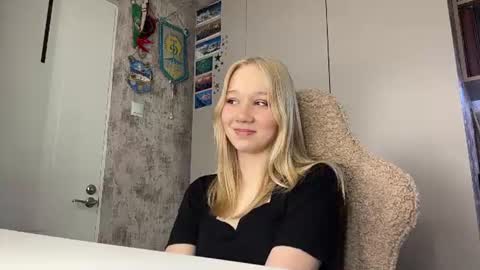 Snapshot of hilarianimocks chatting on 07.25.26 Emma online show from 07.25.26