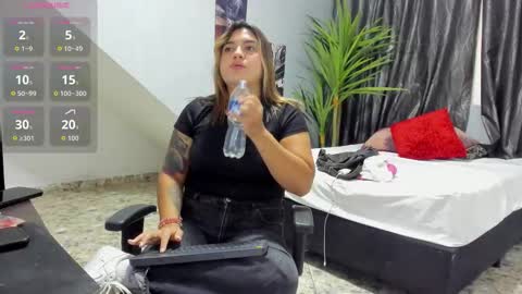 Snapshot of hilary_eva chatting on 09.19.25 lia online show from 09.19.25