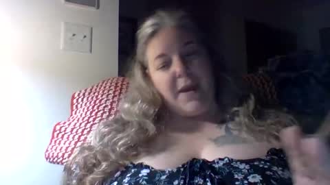 Snapshot of hippysnewhere chatting on 04.28.26 hippysnewhere online show from 04.28.26