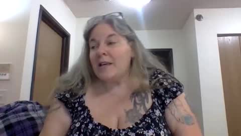 Snapshot of hippysnewhere chatting on 04.29.26 hippysnewhere online show from 04.29.26