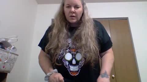 Snapshot of hippysnewhere chatting on 05.26.26 hippysnewhere online show from 05.26.26