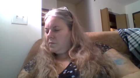 Snapshot of hippysnewhere chatting on 06.02.26 hippysnewhere online show from 06.02.26