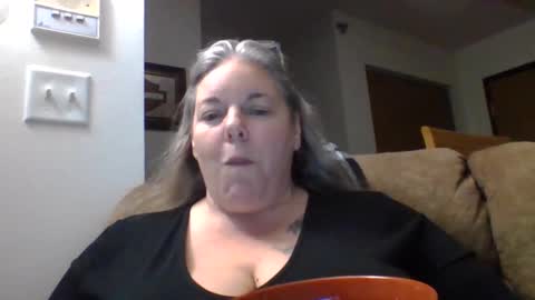 Snapshot of hippysnewhere chatting on 06.03.26 hippysnewhere online show from 06.03.26