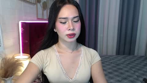 Snapshot of hoelymolly chatting on 04.21.26 hoelymolly online show from 04.21.26