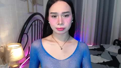 Snapshot of hoelymolly chatting on 05.18.26 hoelymolly online show from 05.18.26
