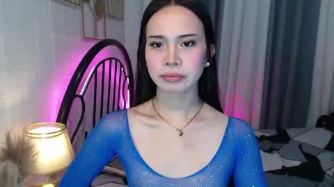 Snapshot of hoelymolly chatting on 05.27.26 hoelymolly online show from 05.27.26