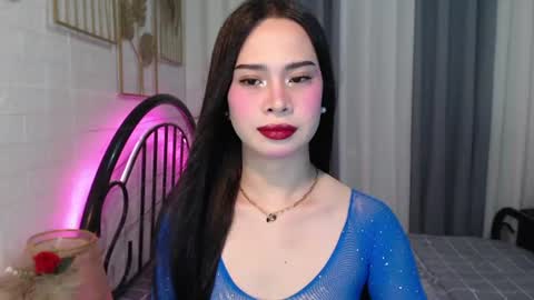 Snapshot of hoelymolly chatting on 06.20.26 hoelymolly online show from 06.20.26