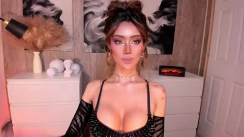 Snapshot of holee_laura chatting on 06.20.26 Ms. Laura online show from 06.20.26