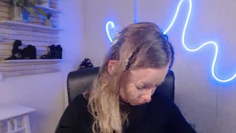 Holly online show from 02.10.25