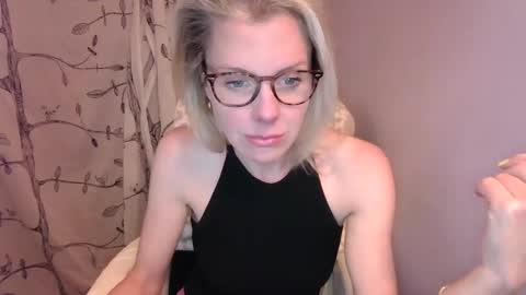 Snapshot of holly_bourbon chatting on 04.25.26 holly_bourbon online show from 04.25.26