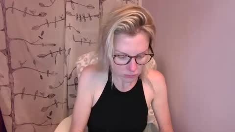 Snapshot of holly_bourbon chatting on 06.06.26 holly_bourbon online show from 06.06.26