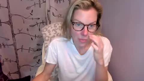 Snapshot of holly_bourbon chatting on 06.10.26 holly_bourbon online show from 06.10.26
