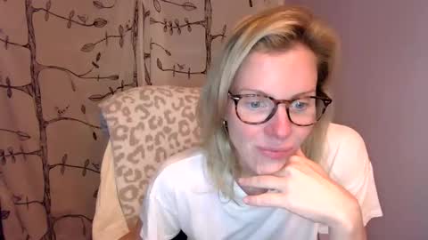 Snapshot of holly_bourbon chatting on 06.11.26 holly_bourbon online show from 06.11.26