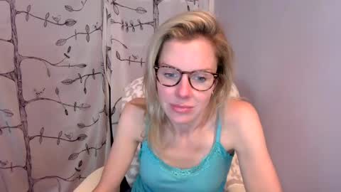 Snapshot of holly_bourbon chatting on 06.12.26 holly_bourbon online show from 06.12.26