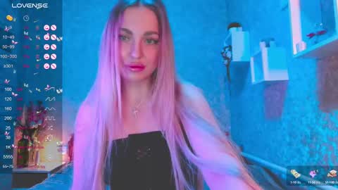 Snapshot of holly_molly8 chatting on 01.01.25 holly_molly8 online show from 01.01.25