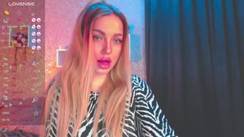 Snapshot of holly_molly8 chatting on 01.17.25 holly_molly8 online show from 01.17.25