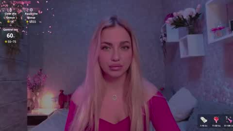 Snapshot of holly_molly8 chatting on 10.12.25 holly_molly8 online show from 10.12.25