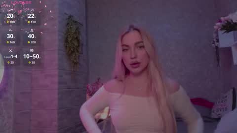Snapshot of holly_molly8 chatting on 10.13.25 holly_molly8 online show from 10.13.25