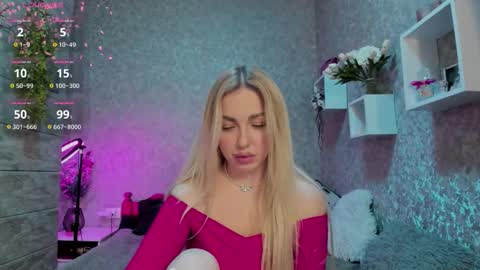 Snapshot of holly_molly8 chatting on 10.20.25 holly_molly8 online show from 10.20.25