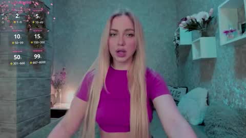 Snapshot of holly_molly8 chatting on 10.30.25 holly_molly8 online show from 10.30.25