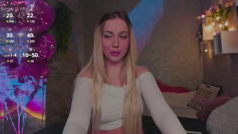 Snapshot of holly_molly8 chatting on 04.25.26 holly_molly8 online show from 04.25.26