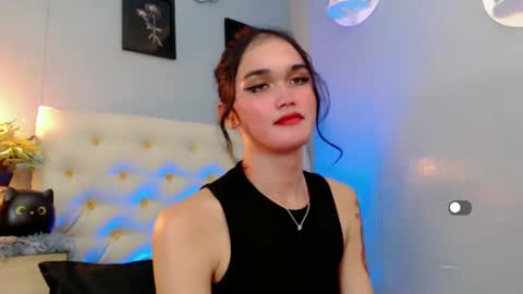 Snapshot of holly_sunshine69 chatting on 12.20.24 Apple online show from 12.20.24