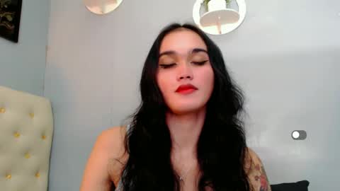 Snapshot of holly_sunshine69 chatting on 12.24.24 Apple online show from 12.24.24