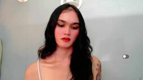 Snapshot of holly_sunshine69 chatting on 12.31.24 Apple online show from 12.31.24