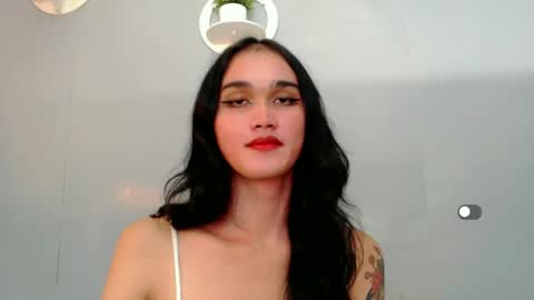 Snapshot of holly_sunshine69 chatting on 01.05.25 Apple online show from 01.05.25