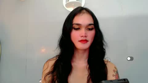 Snapshot of holly_sunshine69 chatting on 01.10.25 Apple online show from 01.10.25