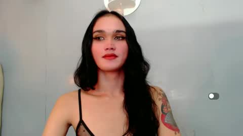 Snapshot of holly_sunshine69 chatting on 01.12.25 Apple online show from 01.12.25
