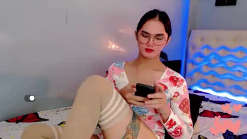 Snapshot of holly_sunshine69 chatting on 06.04.26 Apple online show from 06.04.26