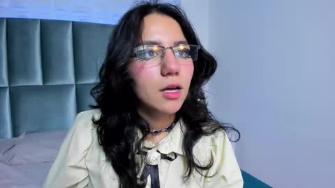 hollypeach_ online show from 11.19.25