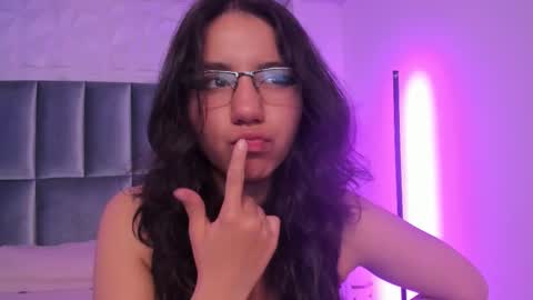 hollypeach_ online show from 02.26.26